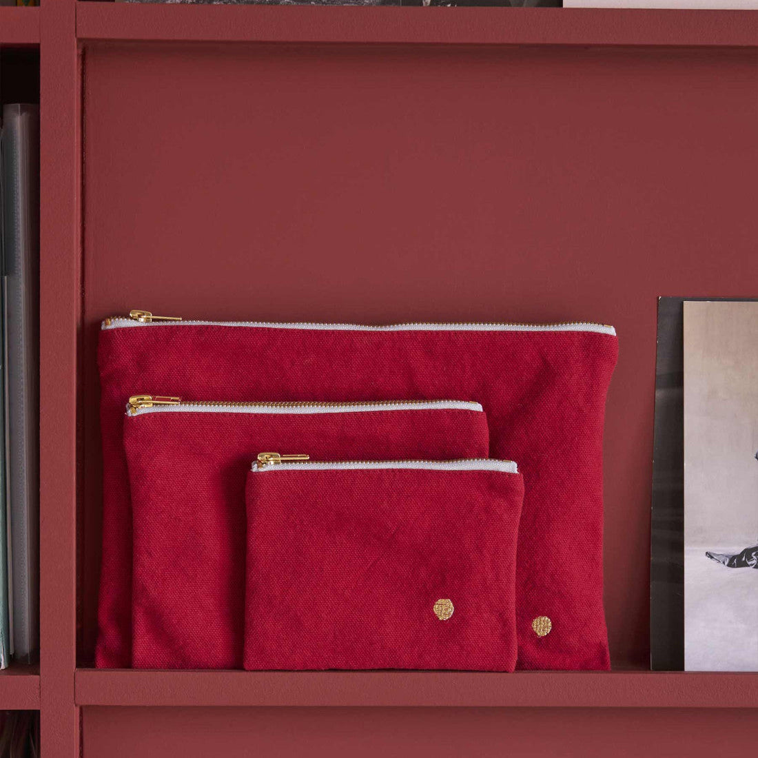 Large accessories pouch. Waterproof and zip up design. Made in Portugal. 